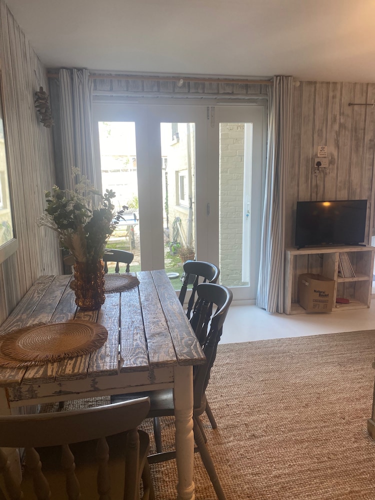 Isle Escape Retreat- Sleeps 4, Garden & Games Room