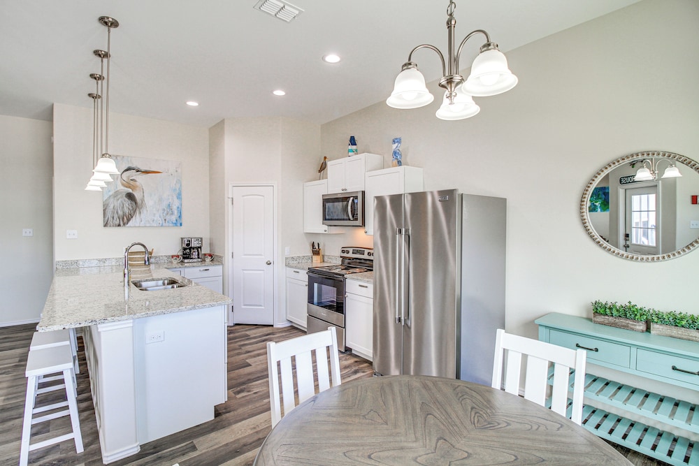 Walk to Water! Home w/ Pool Access in Rockport