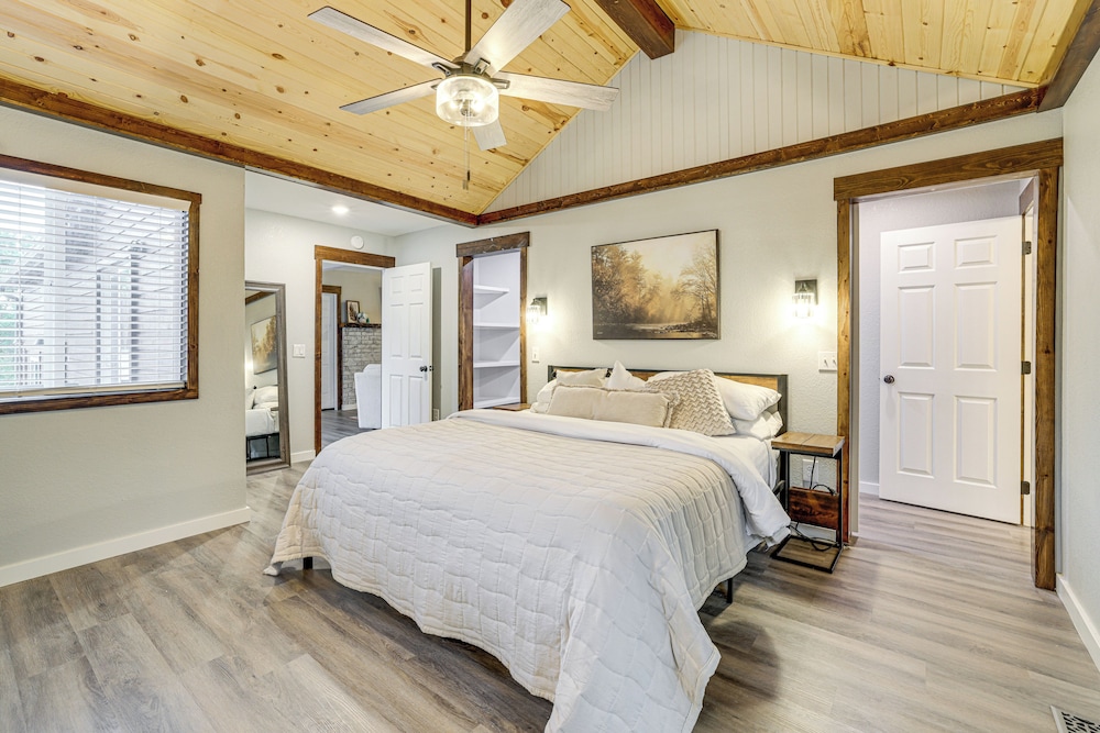 Near Bella Vista Trails & Elk River: Family Home!