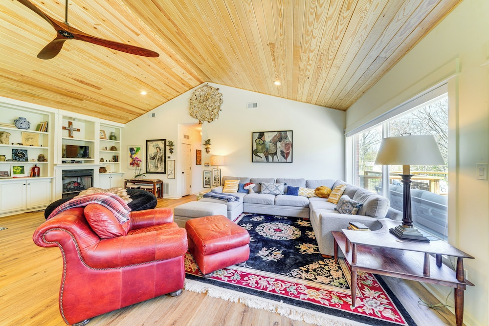 Hot Tub, Deck & Fire Pit: Chic Louisville Home!