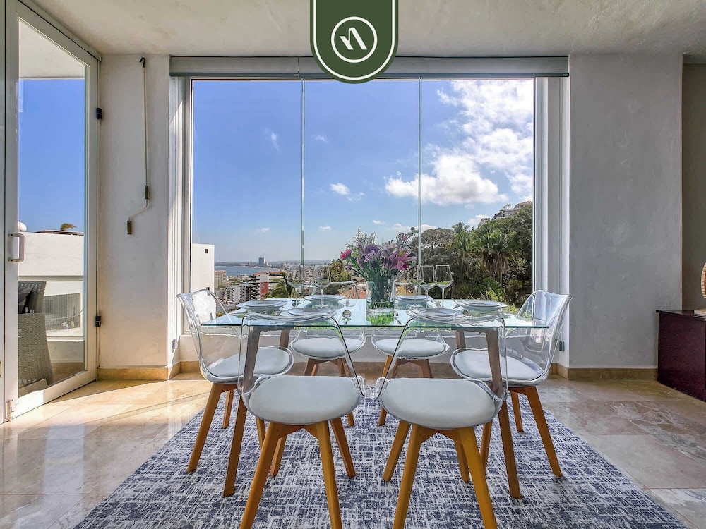 Corner 2 BR Condo - Spectacular Oceanview Sunsets