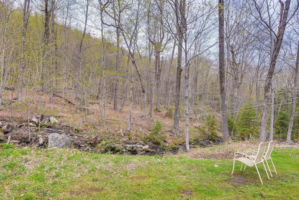2 Mi to Mt Snow: Warm & Cozy Family Winter Retreat