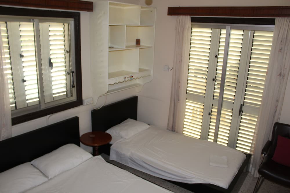Costas Hostel Action