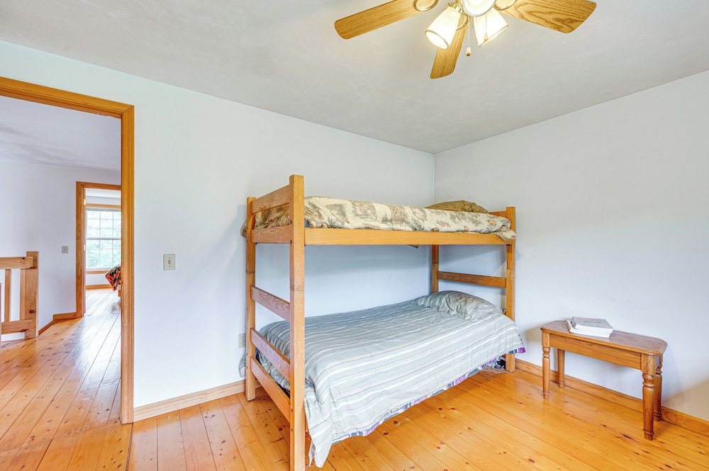 5 Mi to Jay Peak Resort: Cabin w/ Pond Access!