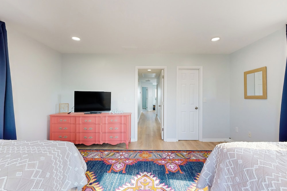 5BR Beachfront Home w/ Large Deck, Grill, W & D