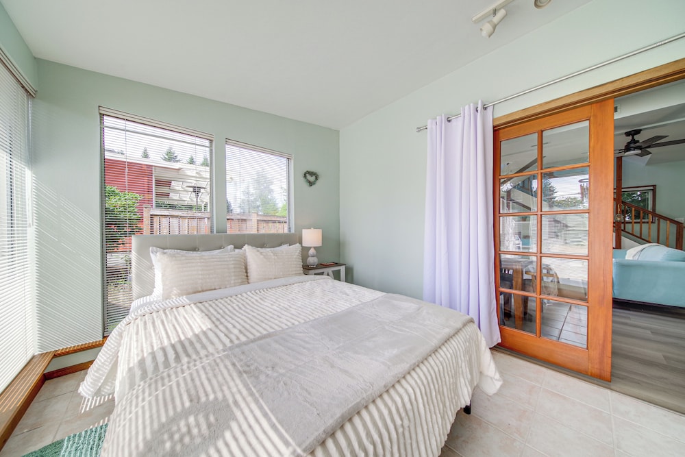 < 1 Mi to Lake Washington: Peaceful Apt in Kenmore