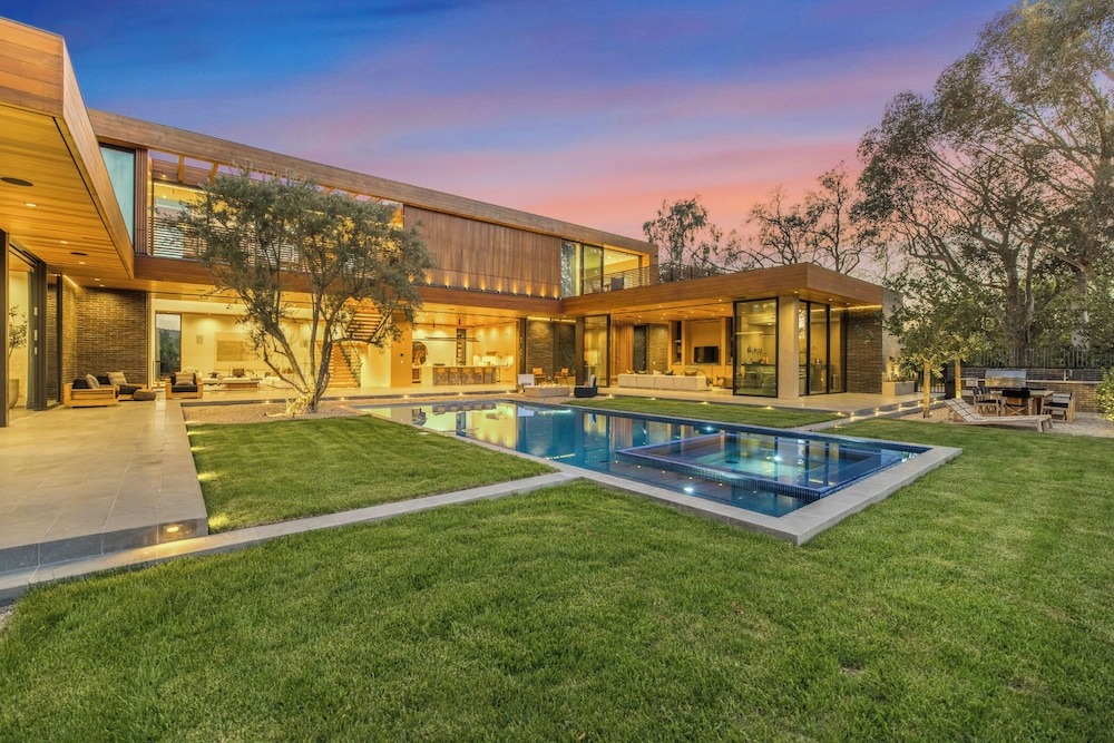 Oak Pass Manor: Indoor-outdoor Luxury With Pool, Sauna & Panoramic Views