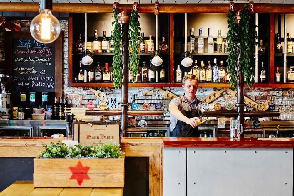 A Stylish Apt for 6 Right Next to Darling Harbour