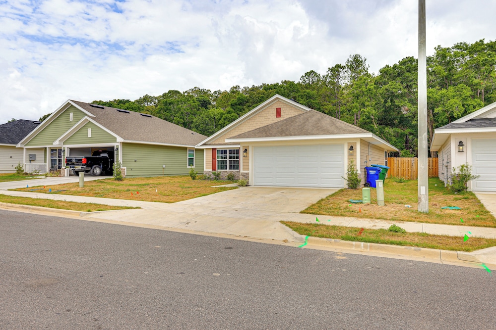 15 Mi to UF: Home w/ Furnished Porch in Alachua!