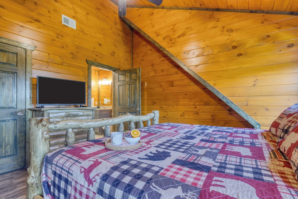 Indoor Pool, Theater, Hot Tub & Mountain Views Near Dollywood Crimson Crest by Avantstay