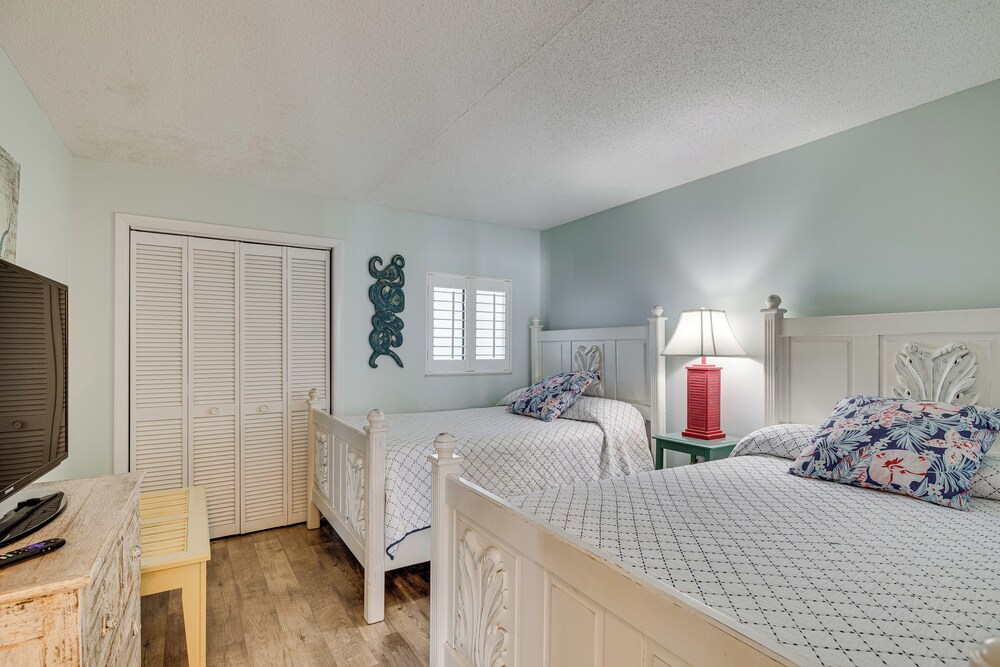 Walk to Beach: Emerald Isle Condo w/ Ocean View!