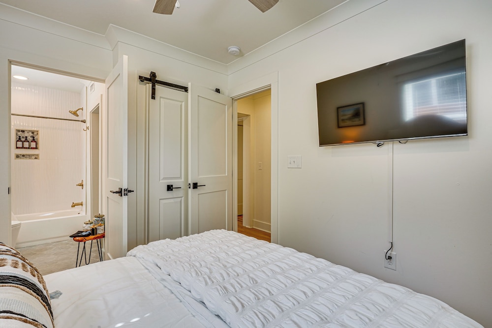 Dtwn Retreat w/ Game Room! Walk to Hampton Park