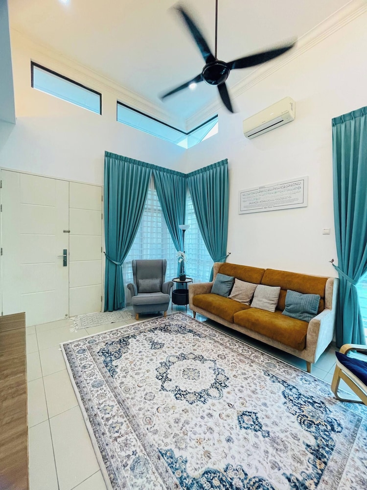 Spacious Family Homestay in Durian Tunggal With Private Pool