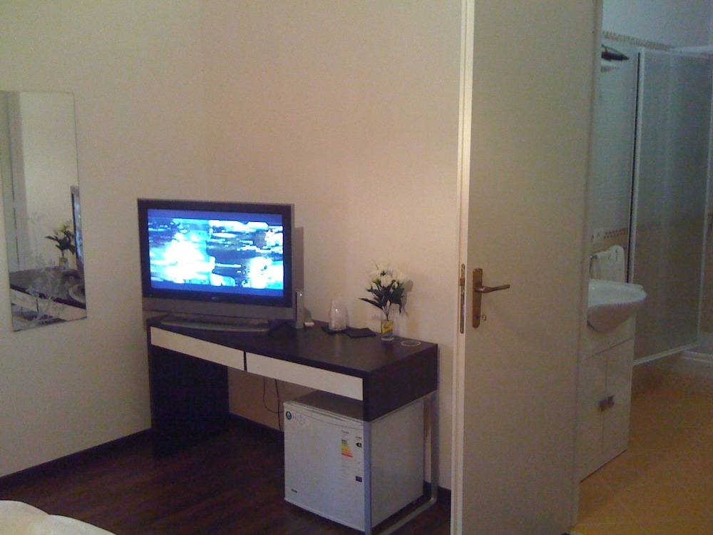 Ave Rooms