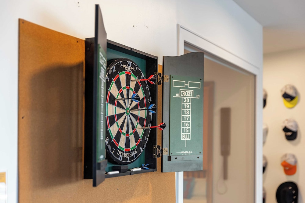Dual Bachelor Pads w/ Rooftop Lounge & Games Sleeps 26 5 Min to Broadway