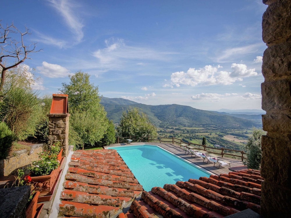 Villa in Tuscany With Pool and Valley Views view 5