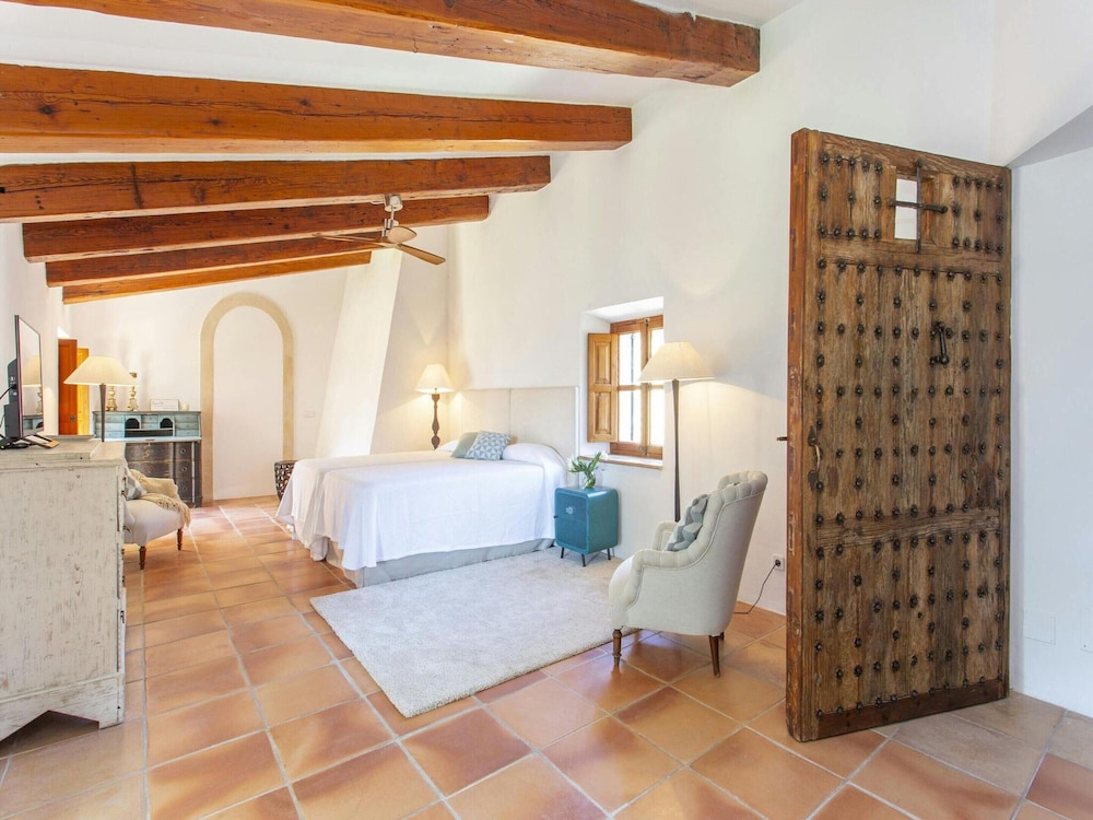 Stunning Farmhouse With Private Pool