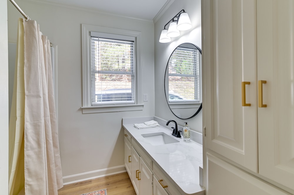 Oxford Vacations - Centrally Located Home Steps to Oxford Square! - Property Image 13