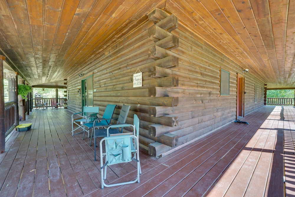Secluded Broken Bow Cabin w/ Fire Pit and Deck! view 2