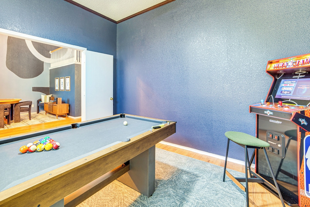 Game Room, Hot Tub & Pool! Grand Prairie Getaway