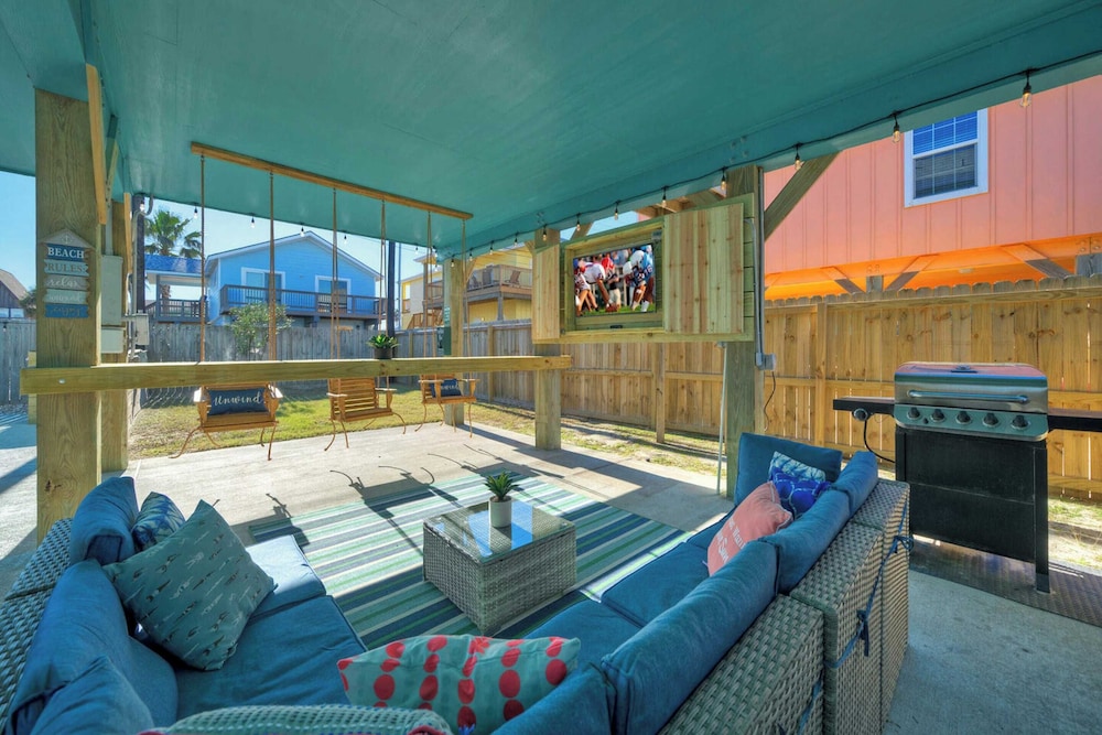 Sleeps 21, 2 Homes 2 Private Pools, Fire Pit, Swing Bar Walk to the Beach