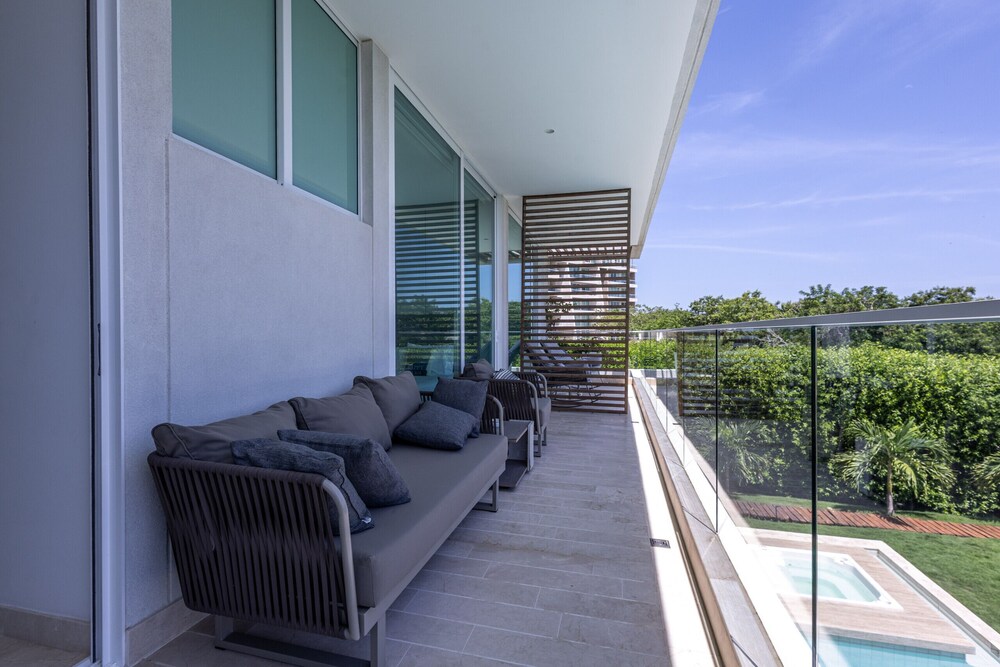 Tropical Villa w Pool Dock Access