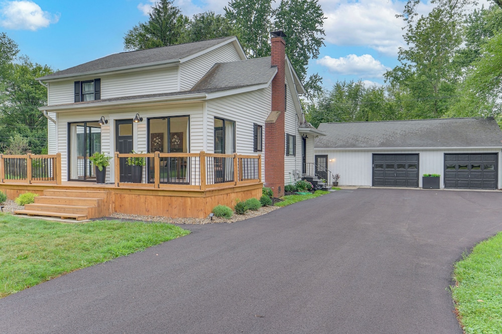 < 1 Mi to Lake Erie: Home w/ Hot Tub & Game Room!