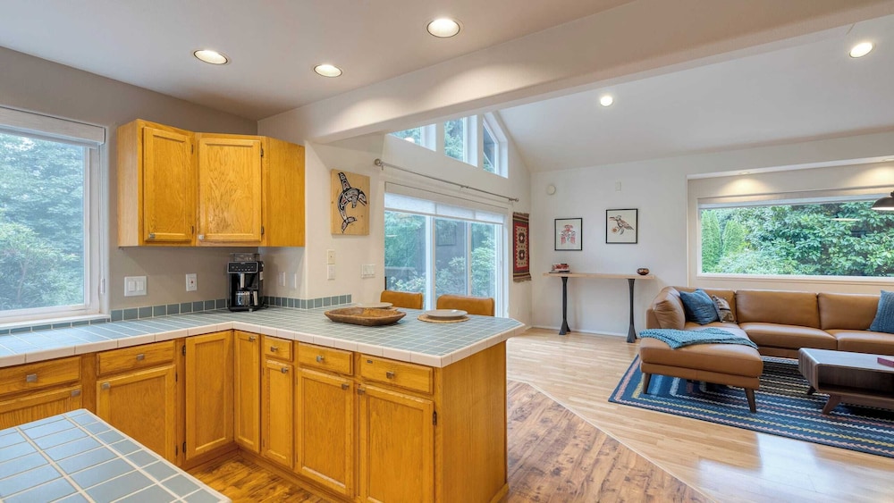 Stylish Forest Getaway on Whidbey Island Near Beaches, Wineries & Trails Cedarview Retreat by Avantstay