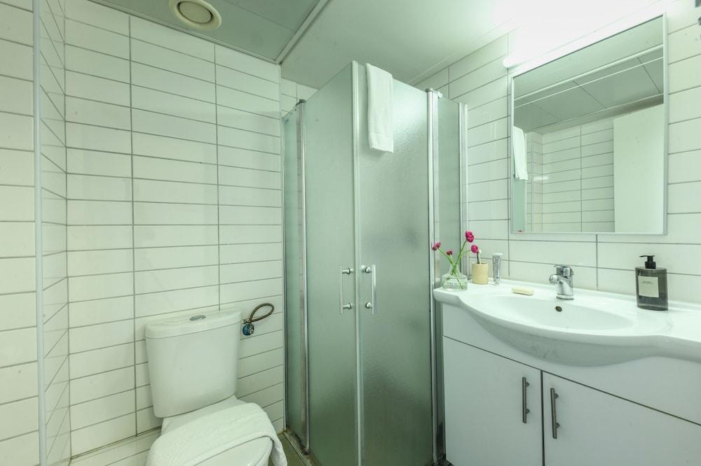 Studio apt w balcony and Kitchen