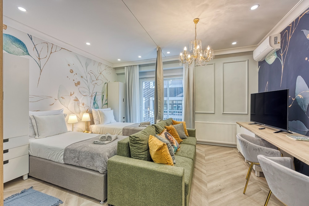 Boutique Downtown Studio with Balcony 1