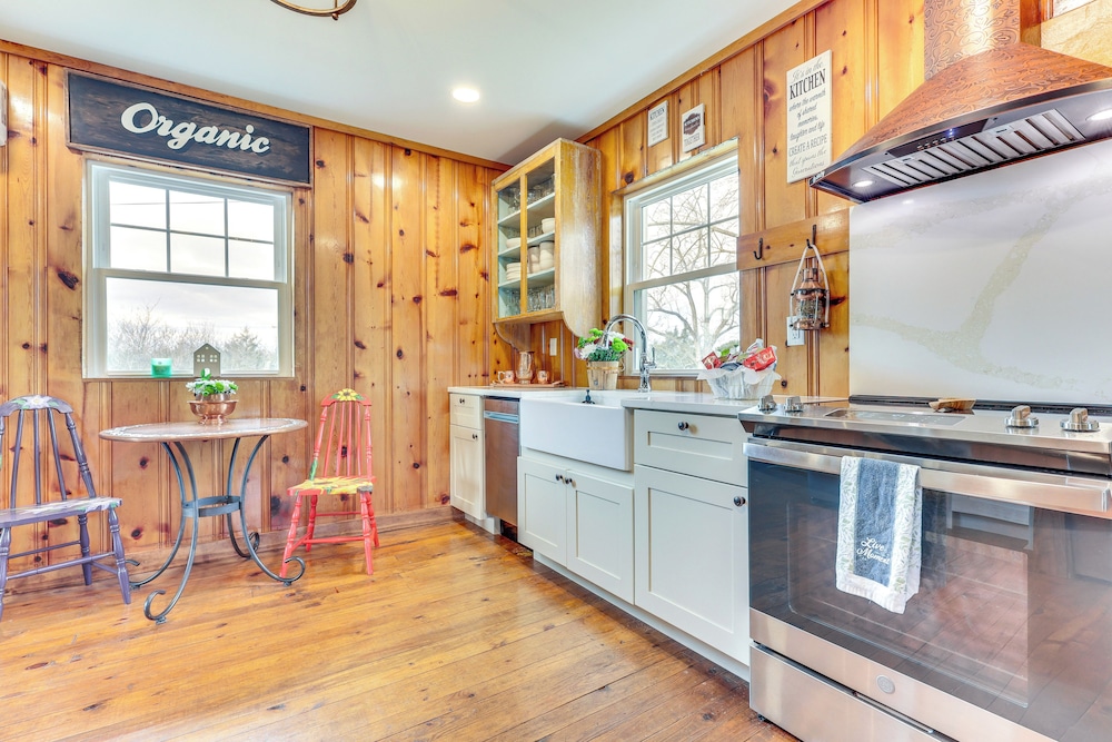 Grill & Fire Pit: New Market Getaway on 3-acres!