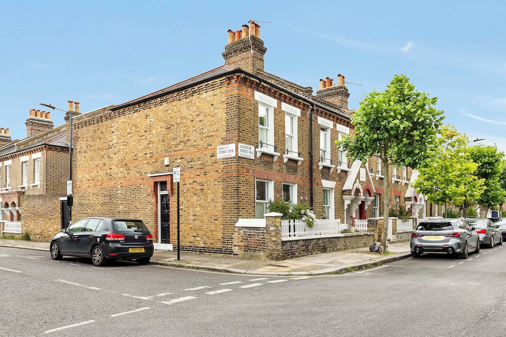 Charming Golborne Escape