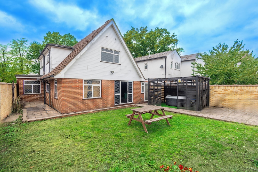 Heathrow House with Hot tub and Garden