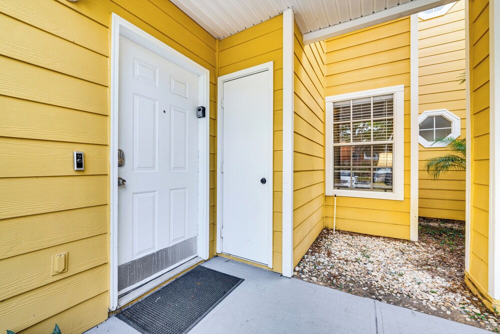 7 Mi to Disney: Condo w/ Pool & Hot Tub Access!