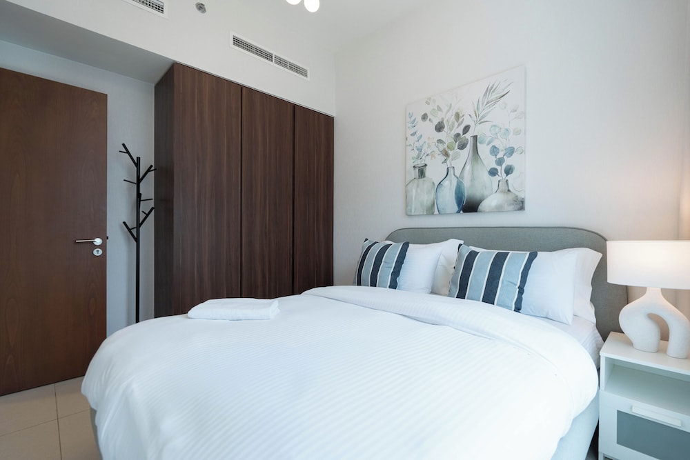 KeyRock - Premium Reva Stay with Pool