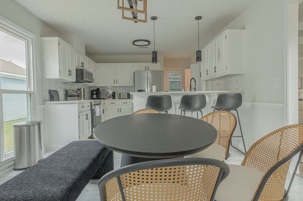 6-Bed Artistic Home with Game room