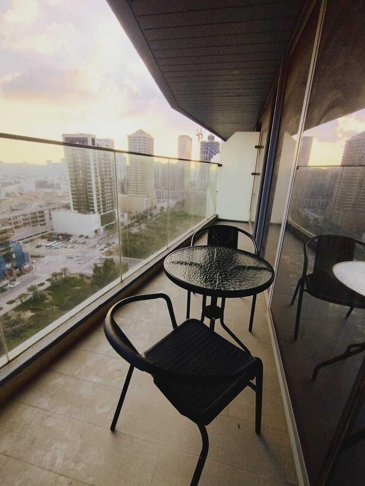 Stunning 1B With Balcony & City View - dubai