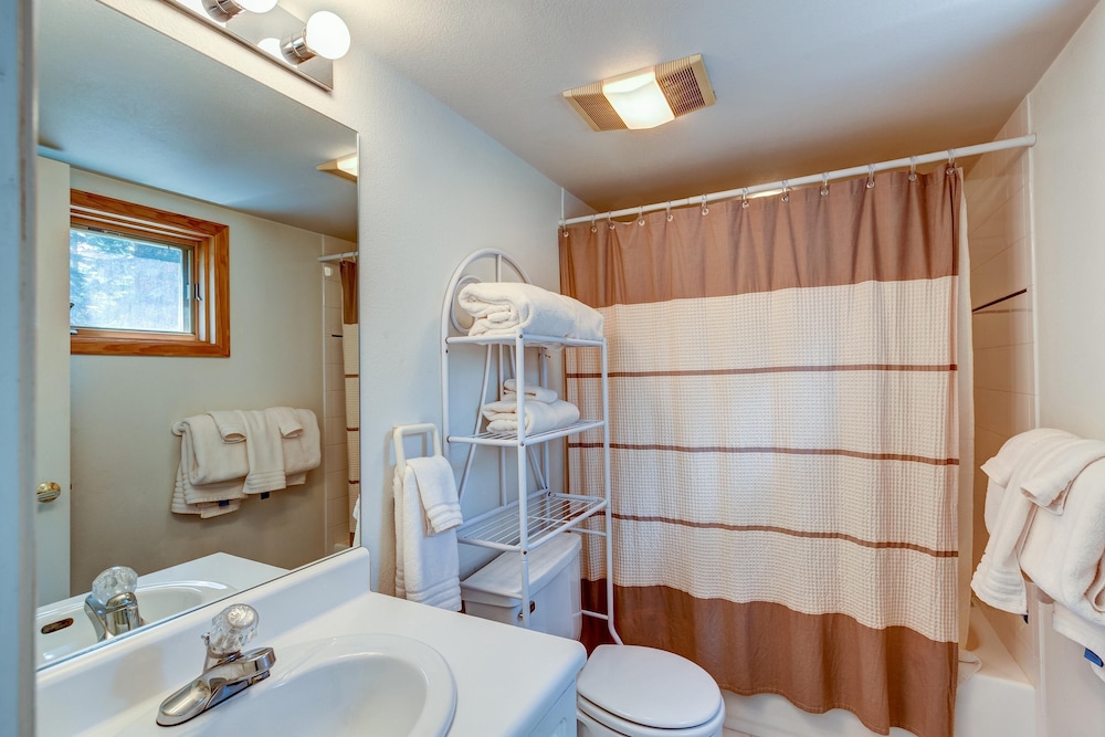 Pine Creek Lodge 3 Bedroom Townhouse by RedAwning
