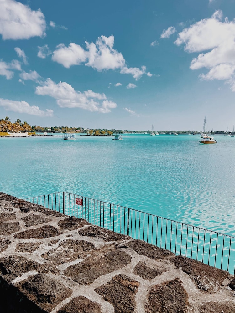 Seas the DAY Luxury Seafront!