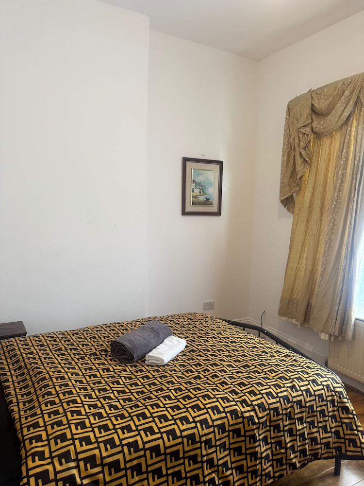 2 Bed Flat - Sleeps 4 - Parking - Wifi