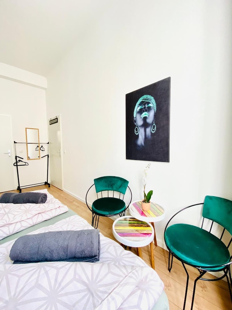 Spacious 8BR Apt with Terrace 16P
