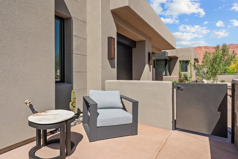 Black Desert Retreat 4 Bedroom Home