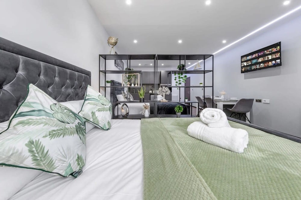 Huge Cosy Studio Family Sleeps 4 North West London