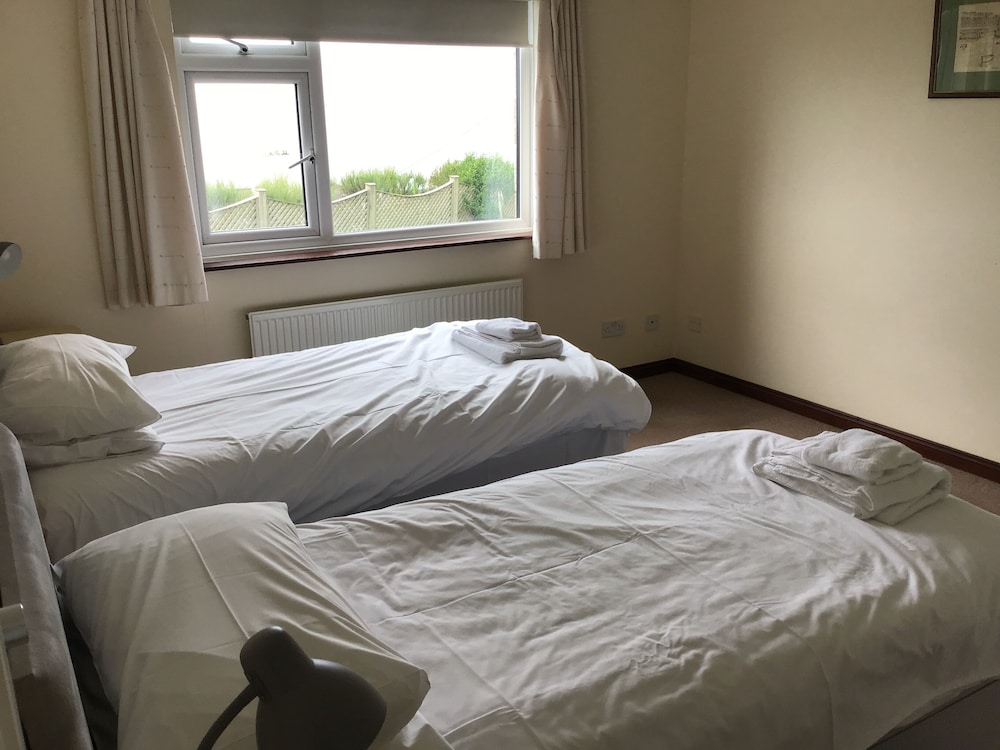 Seaside Escape-sleeps10-family&petfriendly-balcony view 4