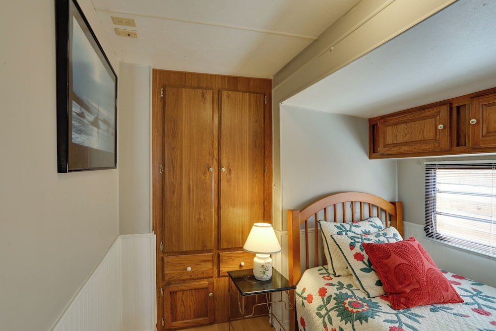 1 Mi to Birch Bay SP! Cozy Cabin w/ Pool Access
