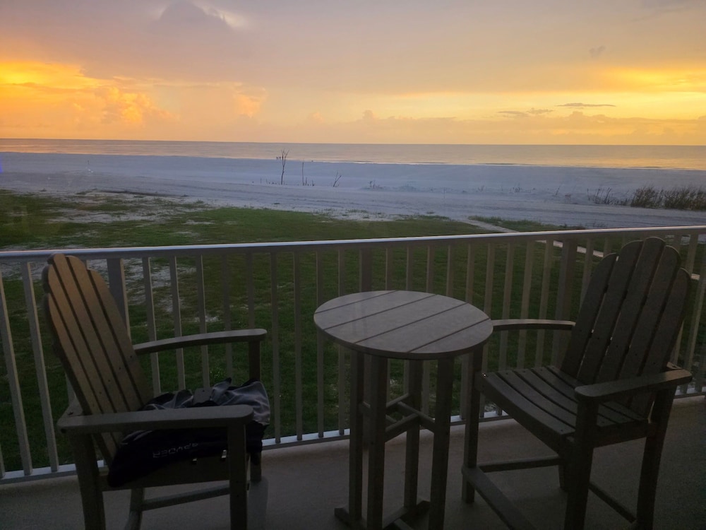 Beachfront w Stunning Views Modern Bright
