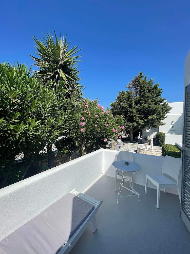 Zoumis Residence