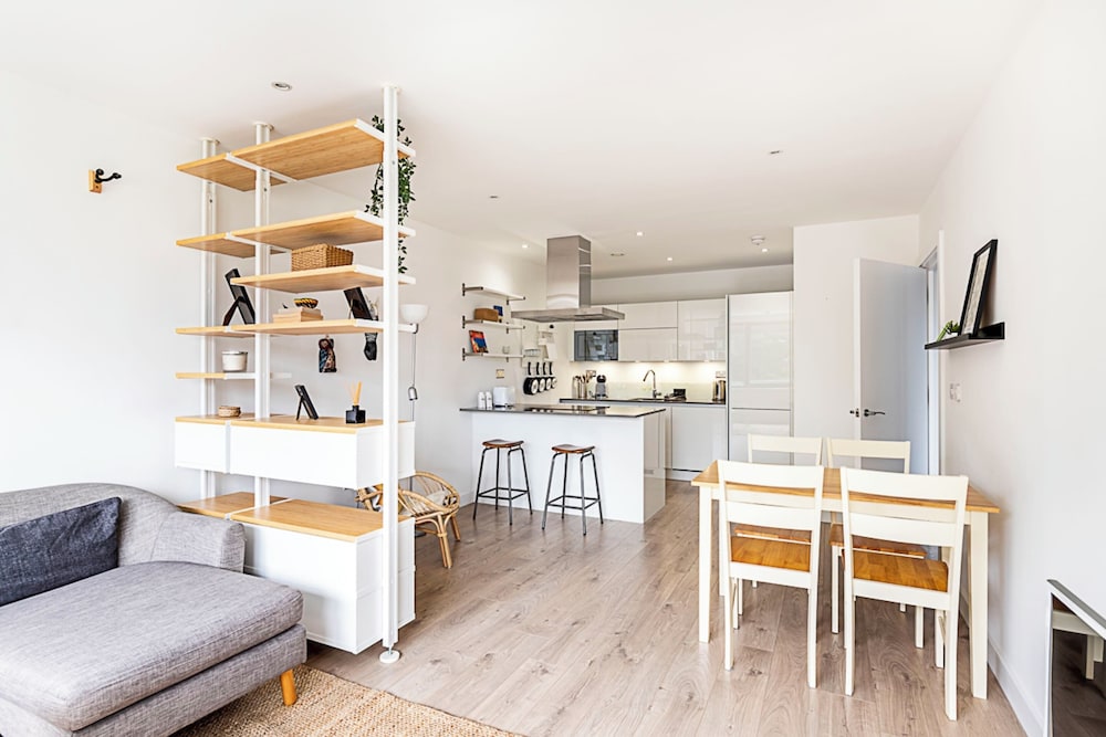 Well-connected, Cosy and Bright Modern Flat