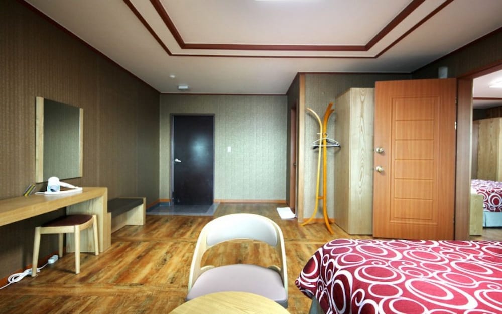 Seogwipo Hyeongjebawibada Pension view 5