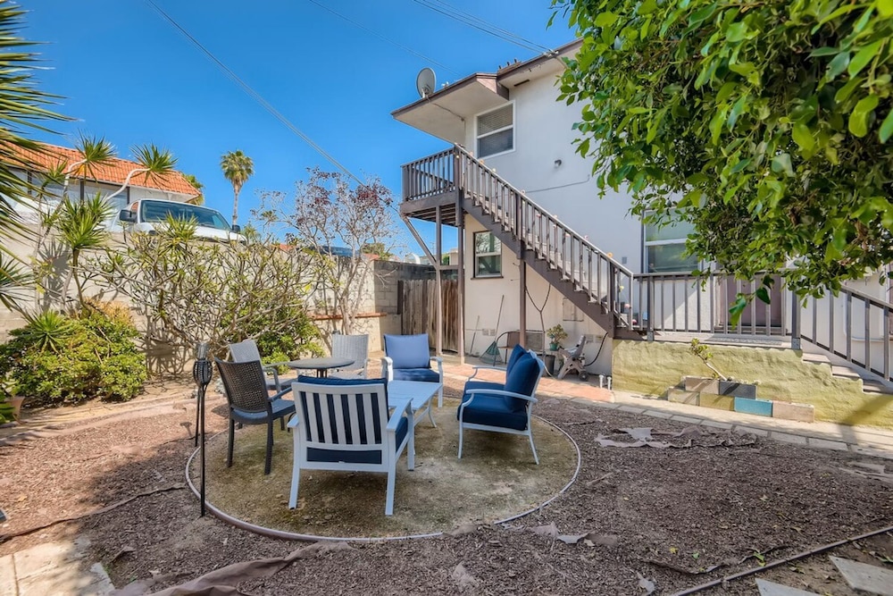 Walk to Beach - King Apt In 1 Area - AB